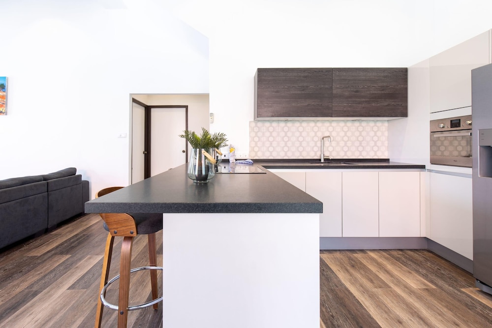 Sunshine Magnificently Bright 2BR Top City Centre Townhouse