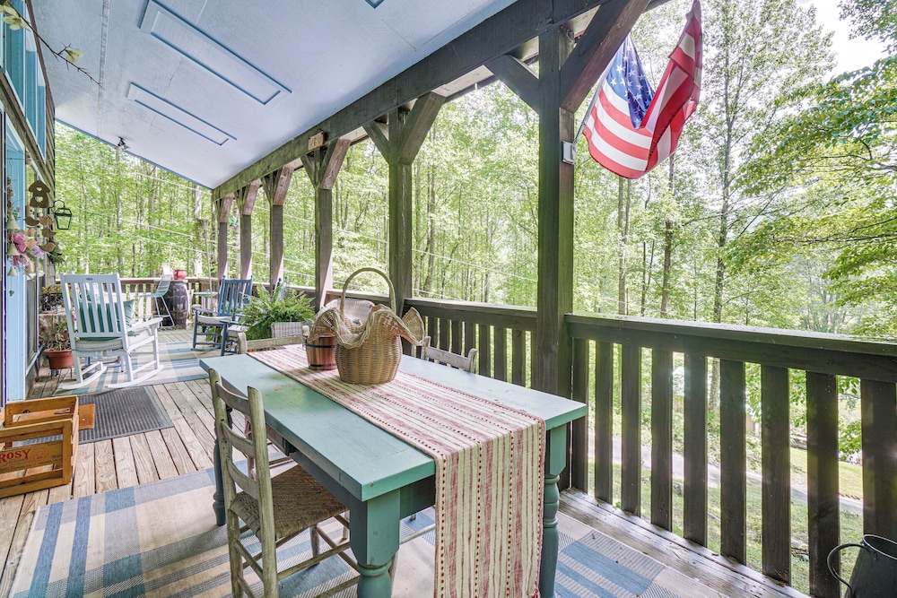 4 Mi to Lake Santeetlah: Cabin w/ Deck & Views
