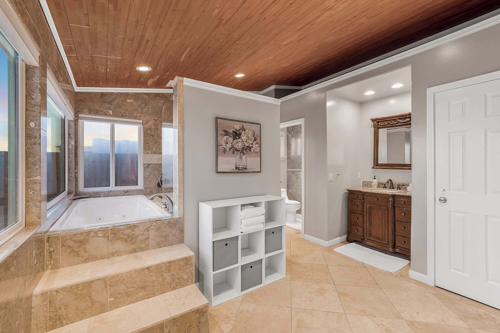 @marbella Lane-oceanfront Retreat w/ Stunning View