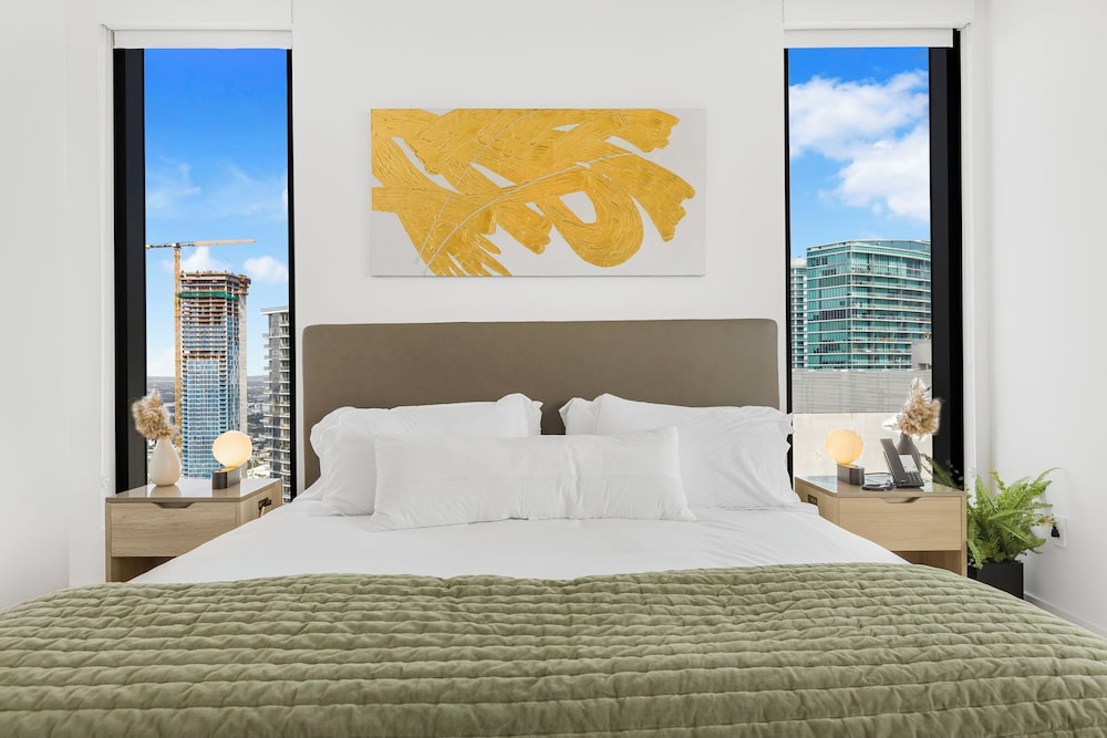 Experience Luxury & Bayfront Views