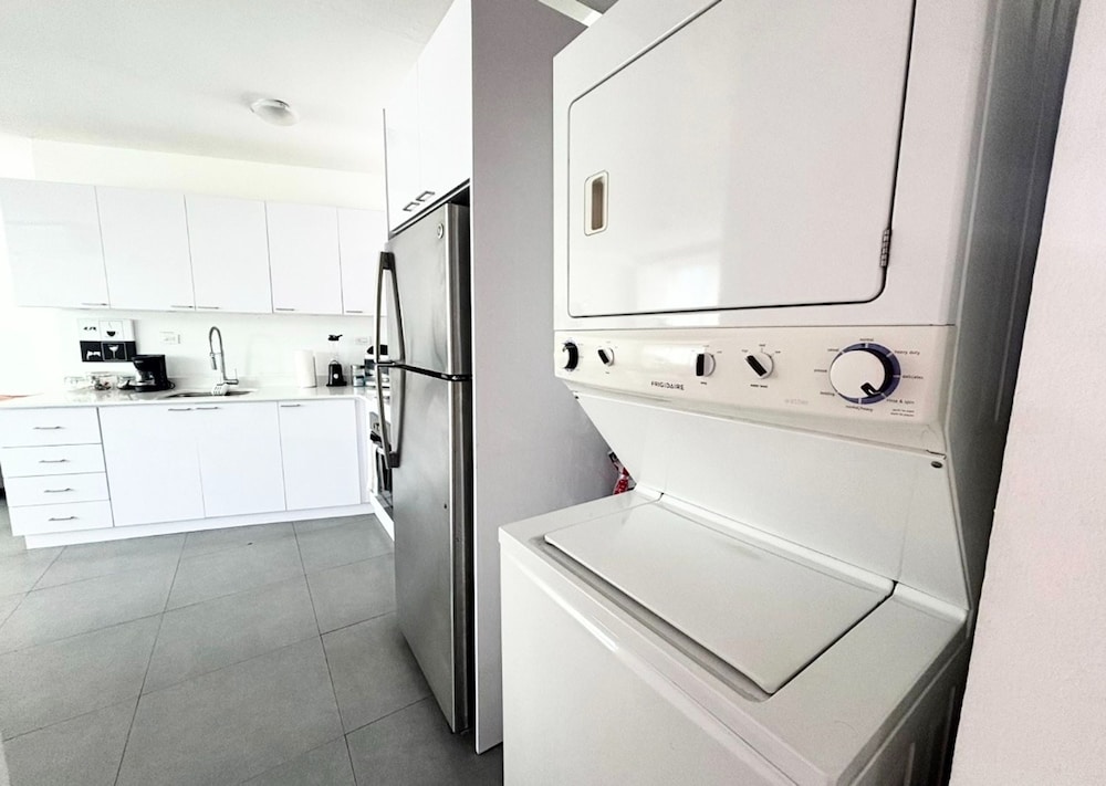 Centrally Located Sunny Apartment Walk to Beaches