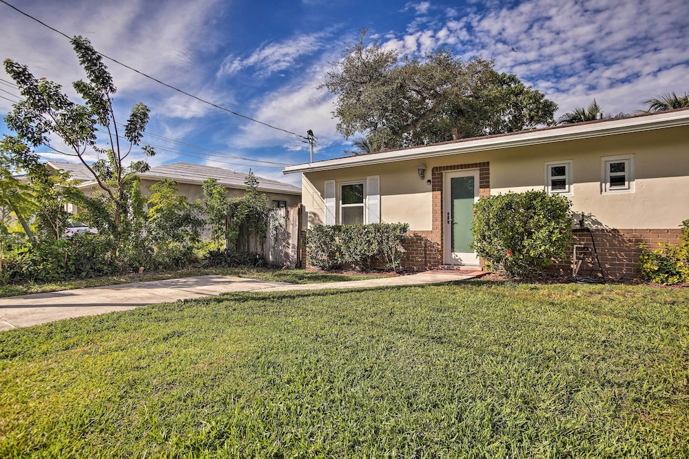 Ft. Lauderdale Townhome on Canal - 3 Mi. to Beach!