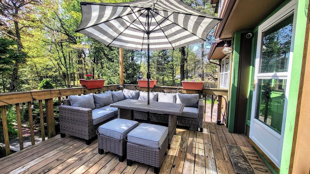The Wooden Nest by Avantstay Deck, Big Yard w/ Hammocks & Fire Pit