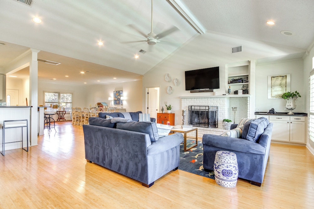 Pool, Fire Pit & Tennis Court: Gem in Bay St Louis