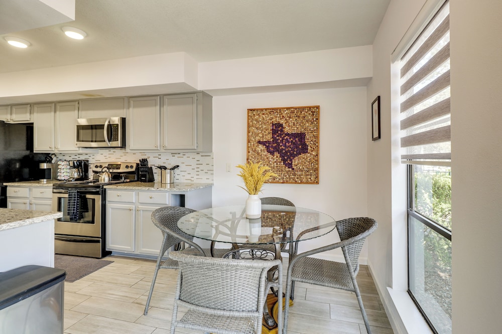 Family Retreat 1/2 Mi to Lake Travis: Pets Welcome