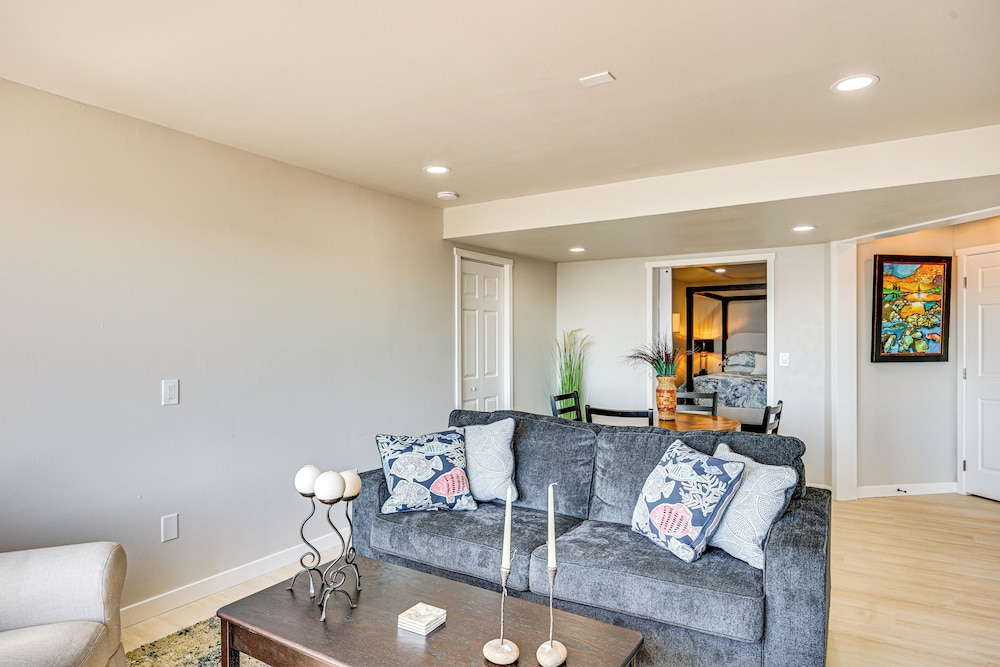 Puget Sound Views: Des Moines Apt w/ Patio