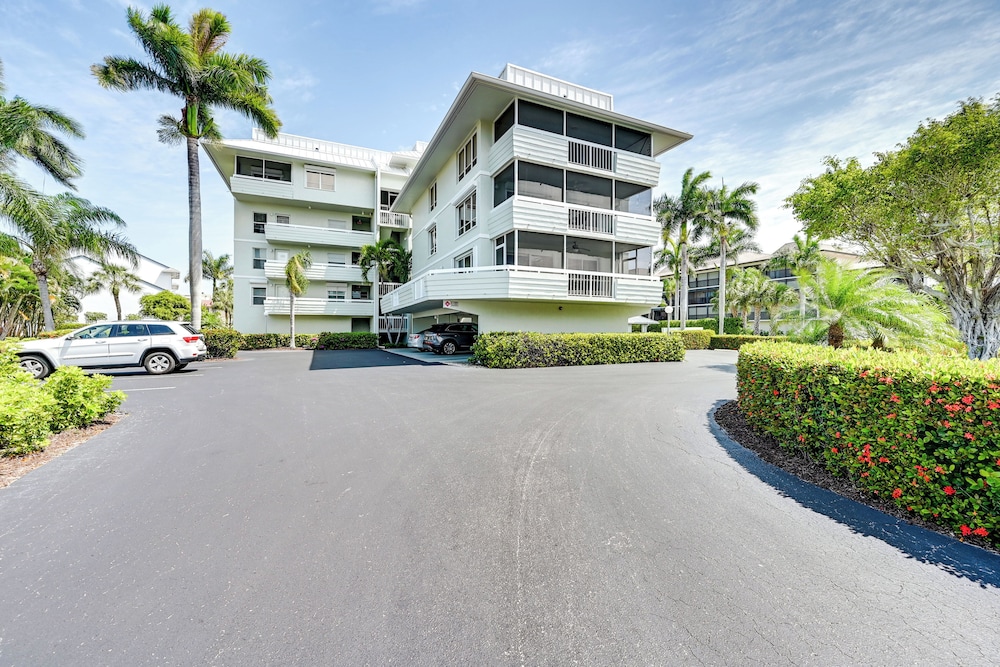 Waterfront Marco Island Condo < 1/4 Mi to Beach!