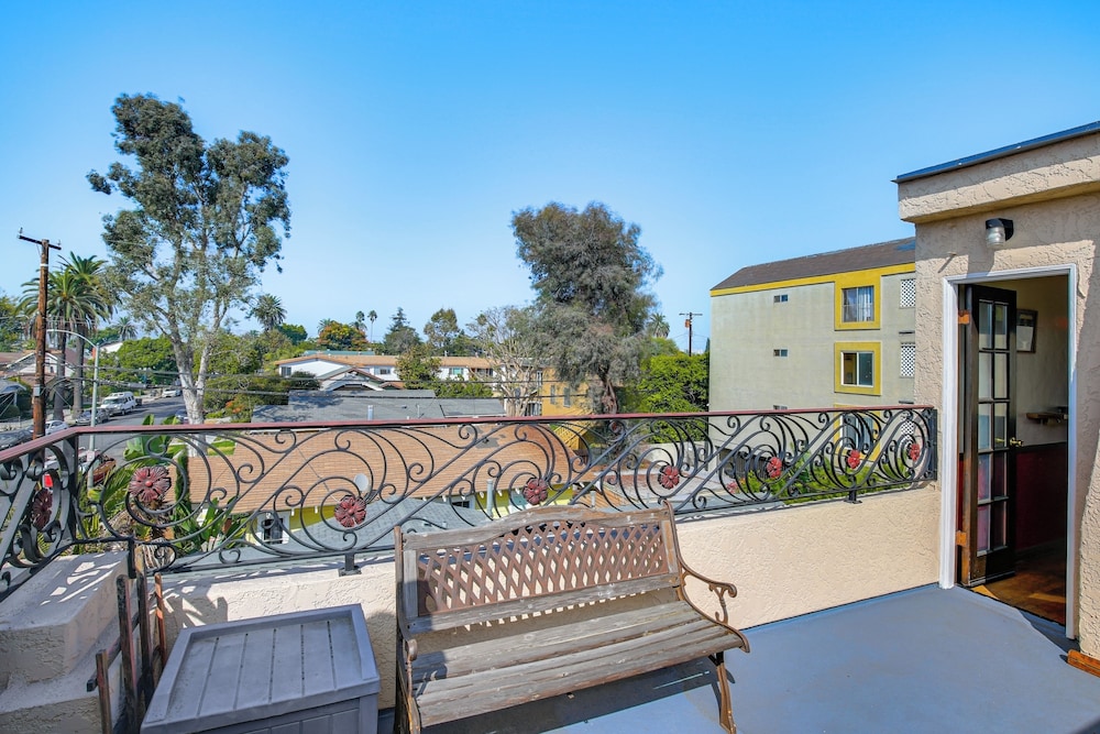 1 Mi to Ocean! Home w/ Rooftop Deck in Long Beach