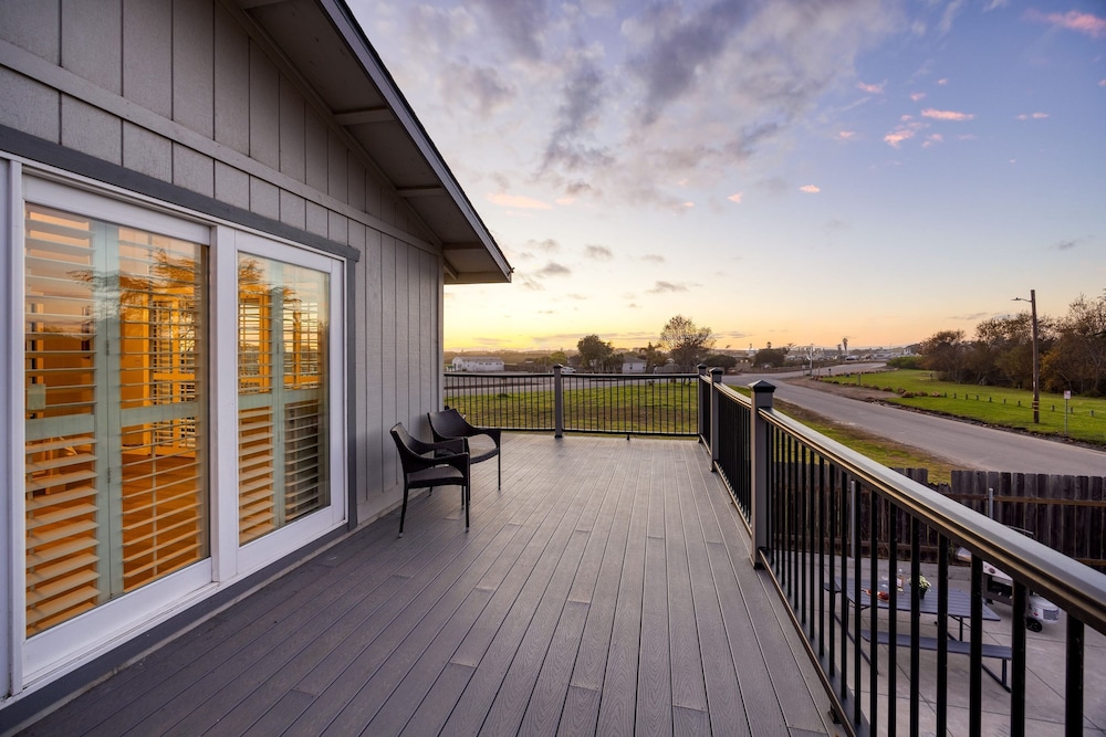 Mendel Manor by Avantstay Walk to Beach Large Deck Patio