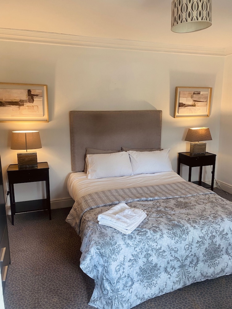 4-bed House in Kildare, Sleeps 8 With Parking
