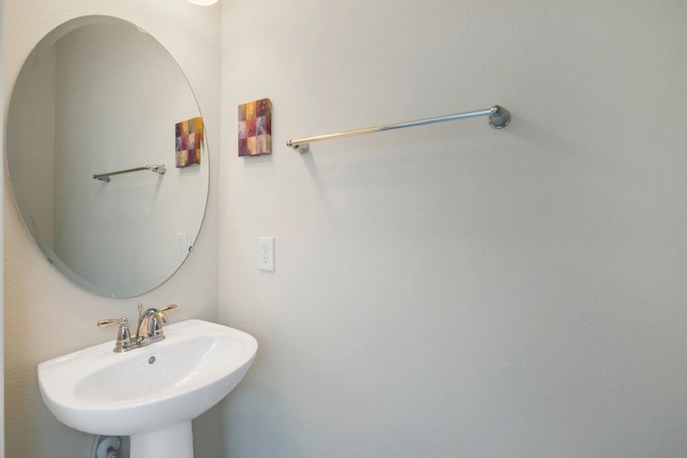 5 Bed Townhome! 5 Bedroom Townhouse by Redawning - Image 3