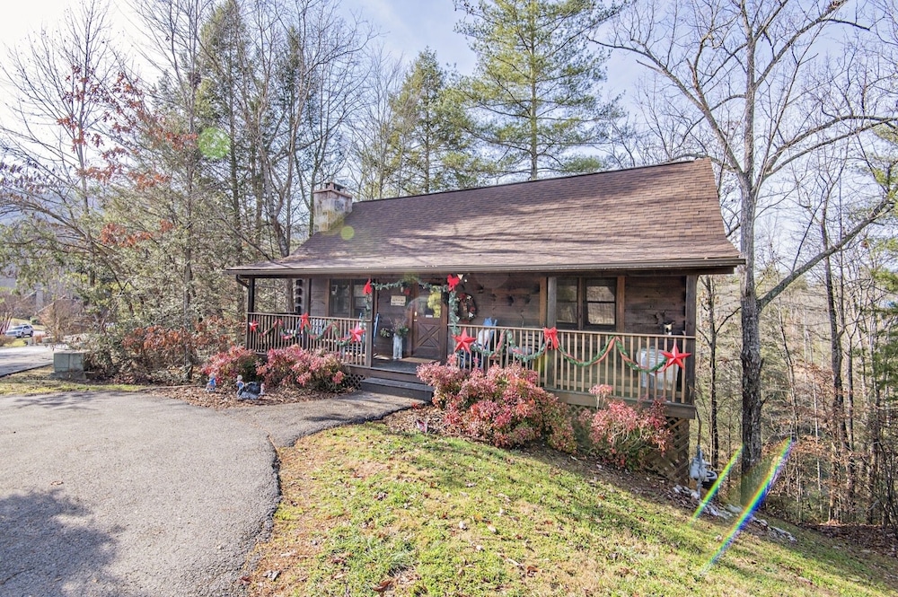 Er107 - Smoky Mountain Charm - Great Location! Close To Town! 2 Bedroom Cabin by RedAwning view 4
