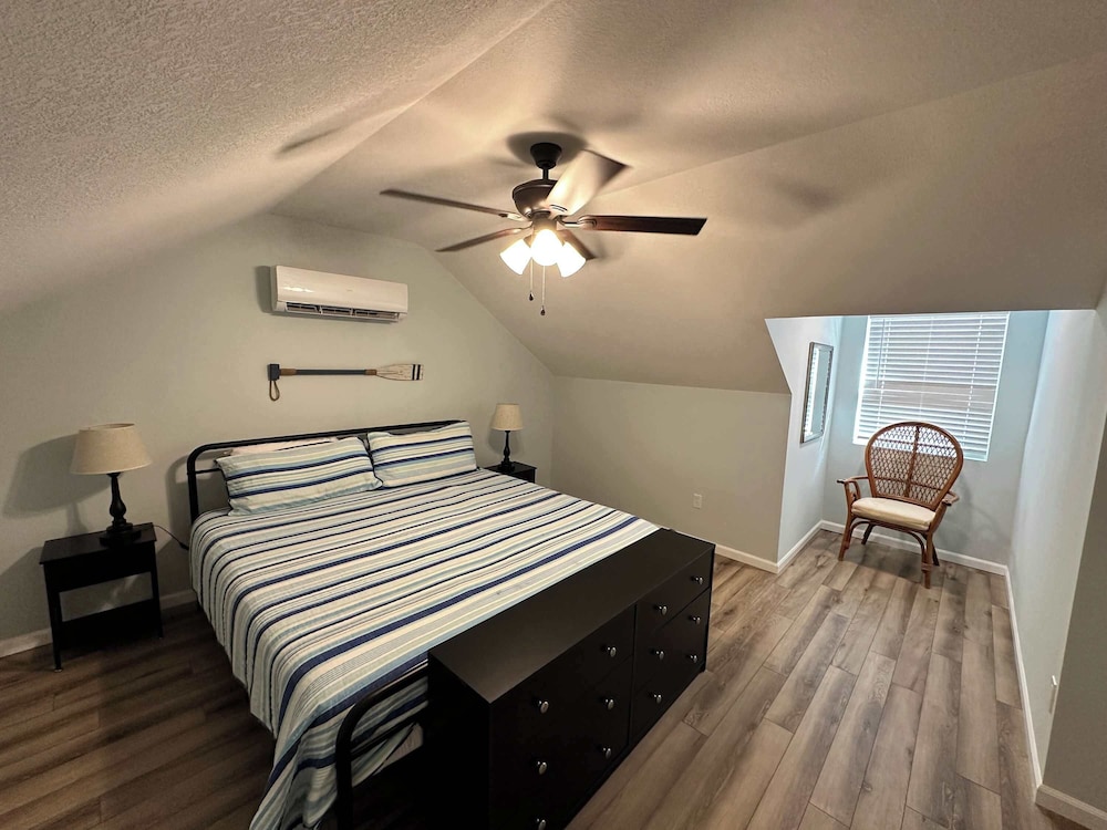 Lake It Easy - Waterfront Getaway With 7 Bedrooms!