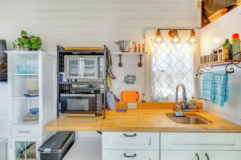 8 Mi to Cathedral Caverns: Tiny Home Hideaway