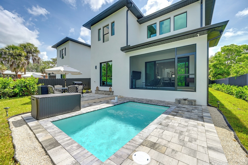 Walk to Celebration Park: Naples Home w/ Pool!
