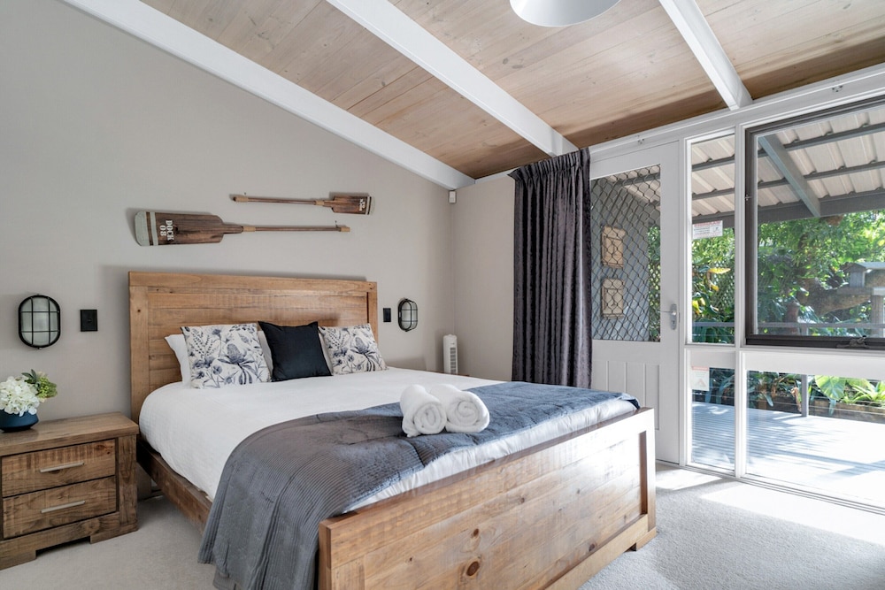 Secluded 3-bed Retreat Moments to the Beach