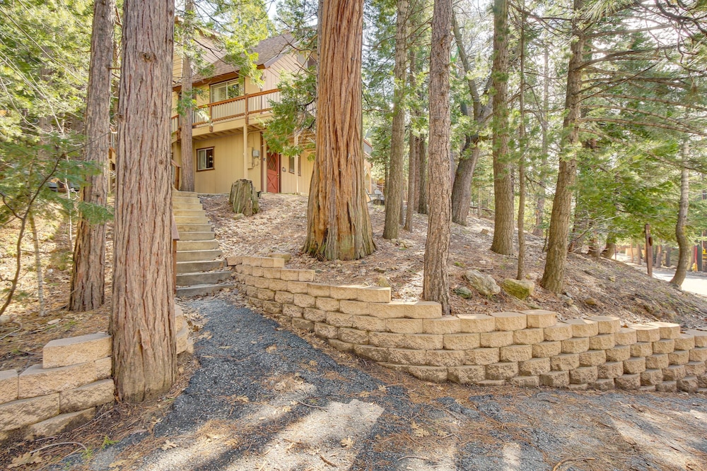 Woodsy Lake Arrowhead Cabin w/ Fire Pit Table