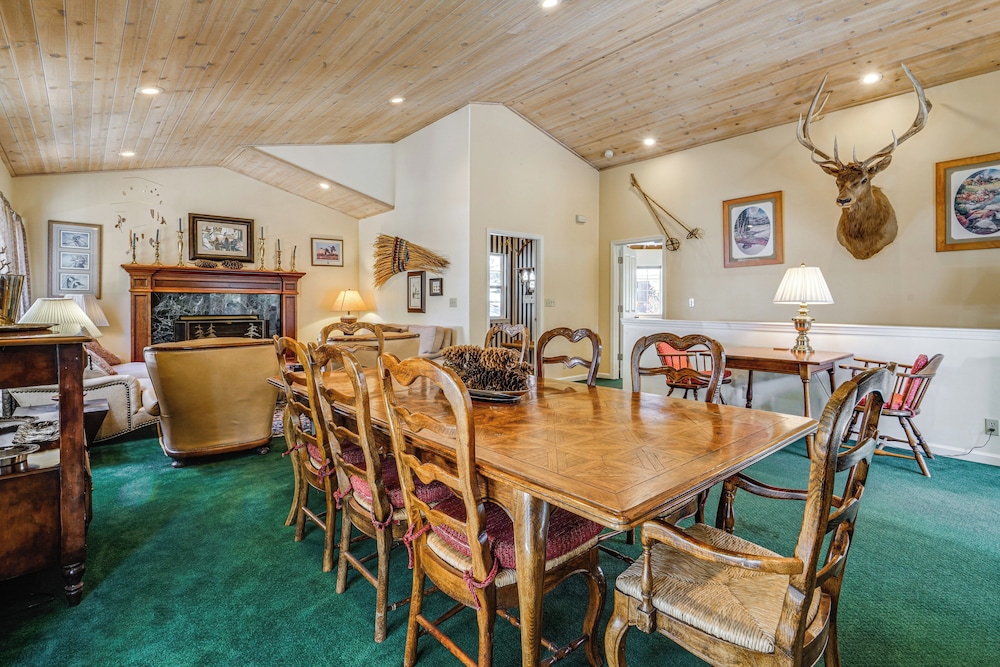 1 Mi to Lift! Olympic Valley Chalet w/ Hot Tub