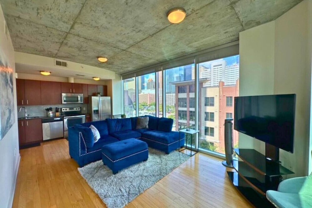 Downtown High Rise w Skyline Views Rooftop Pool