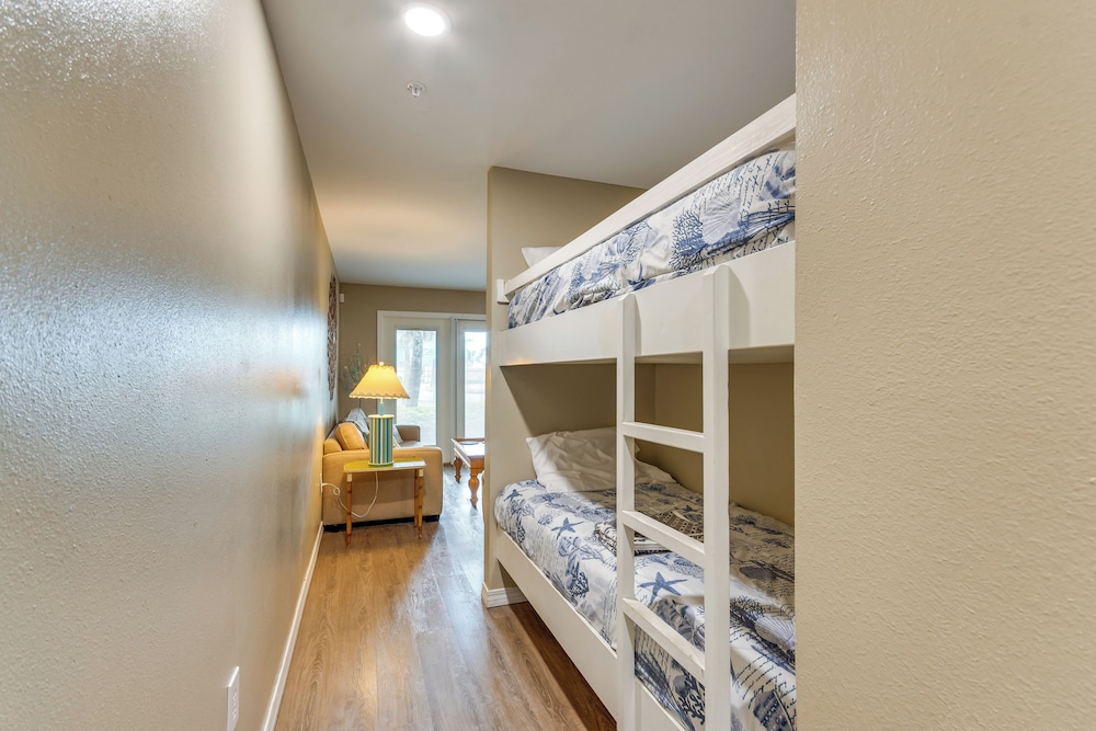 Walk to Beach: Condo in Pensacola w/ Pool Access