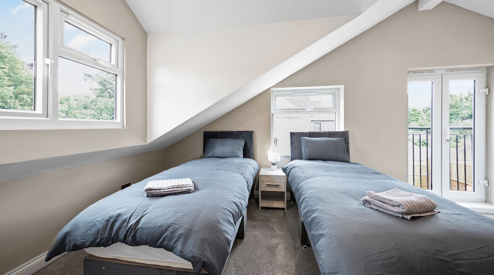Stylish 2 Bedroom Apartment view 4