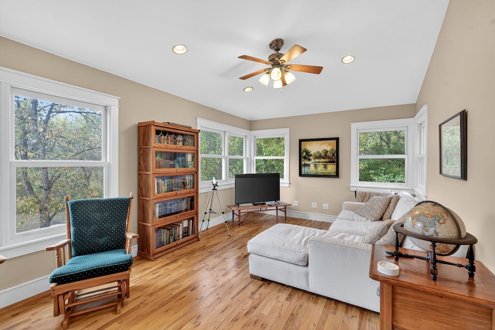Secluded Woodland Retreat Near Starved Rock Park 4 Bedroom Home