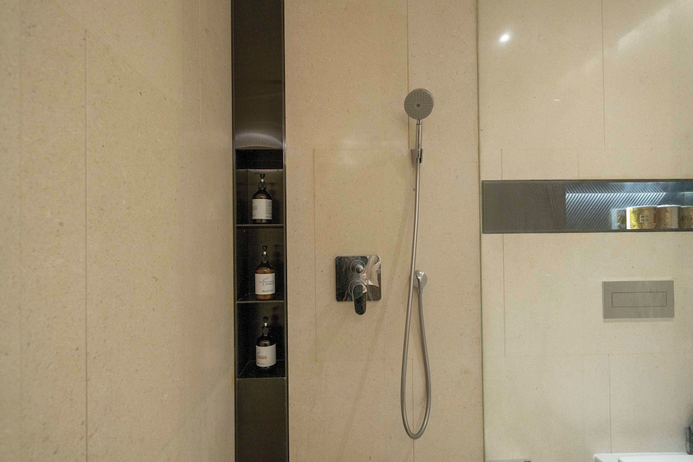 Zhome-Three Bedroom Luxury Suite2