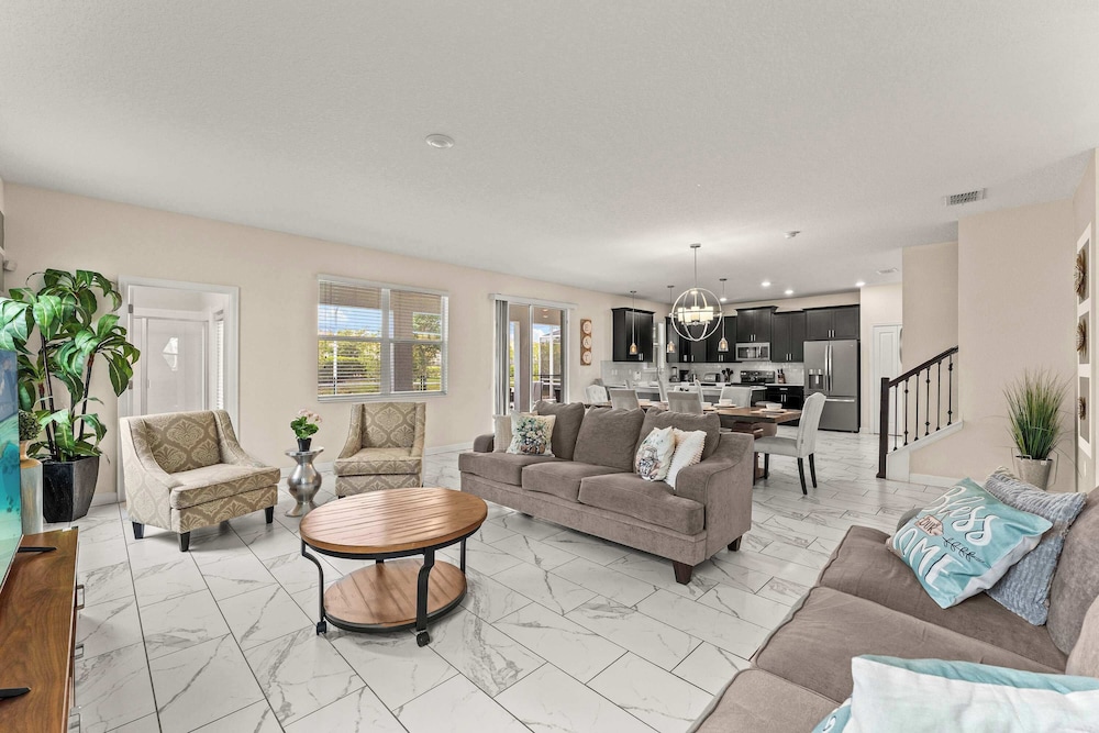 Resort Vibes At Championsgate - Home for 14 With Private Lanai
