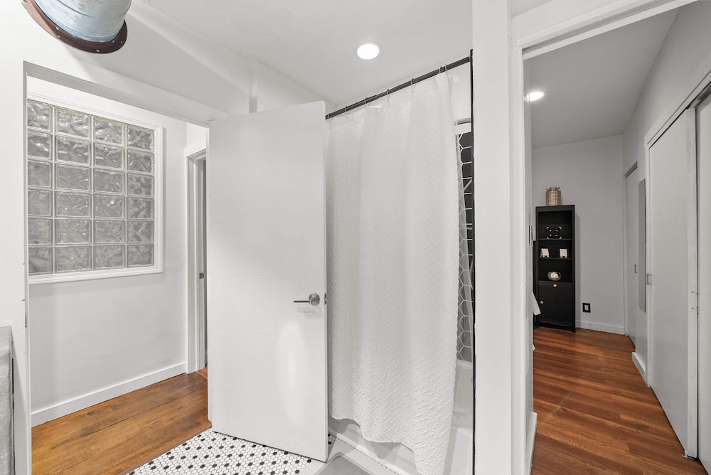 Short North Lounge Stay for 2