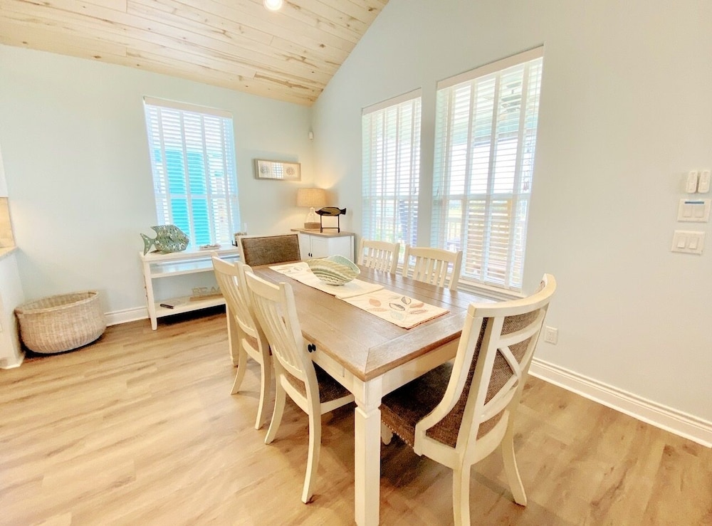 At Long Last 3 Bedroom Home by RedAwning view 2