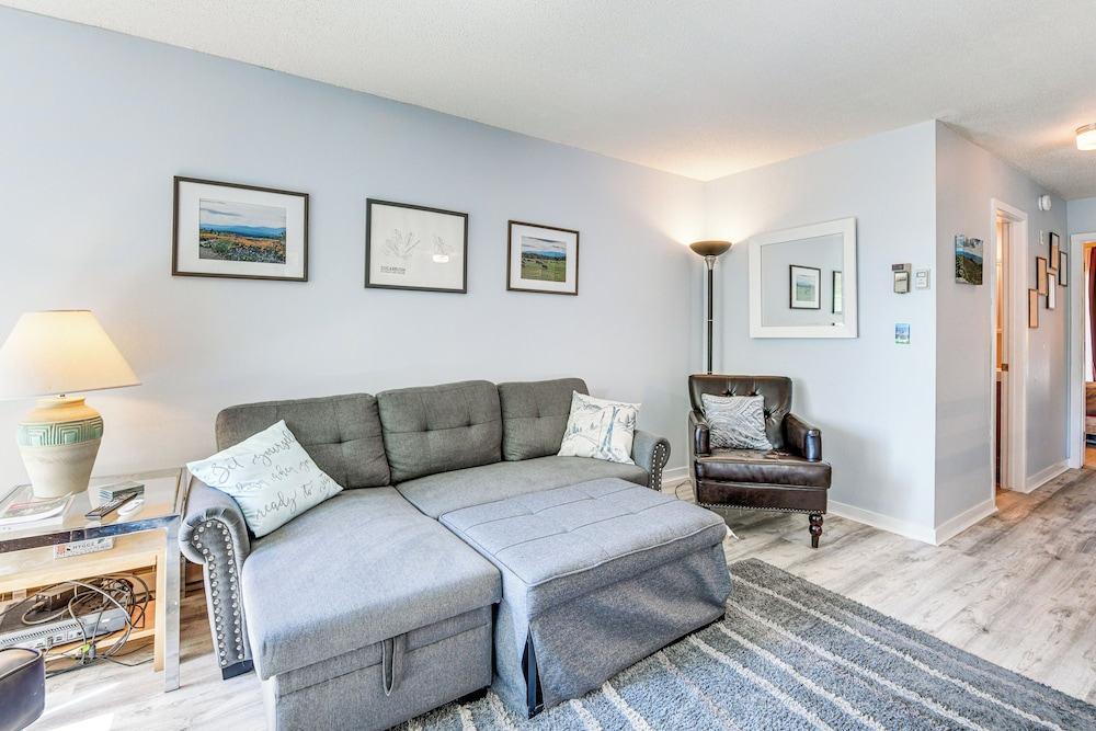 < 1/2 Mi to Sugarbush Resort: Condo w/ Deck!