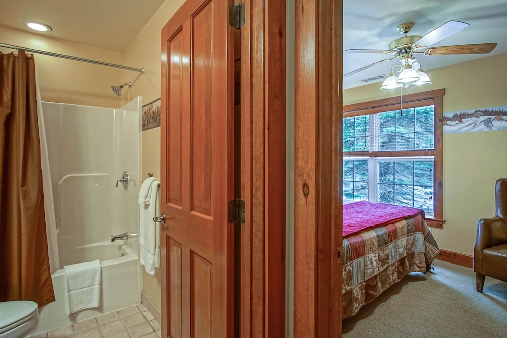 Camp 4 # 11: 3 Bedrooms + Bonus Sleeping Den, 3.5 Baths: Slope Side