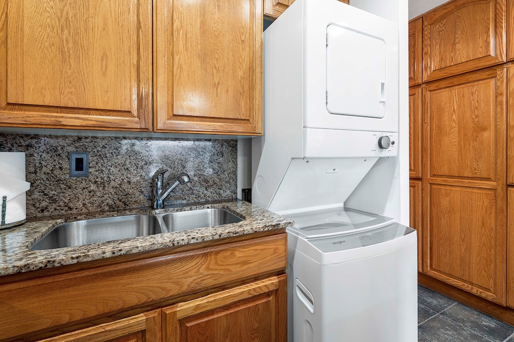 Fully Air-conditioned - Ocean View - Beautifully Renovated- Vrkcv