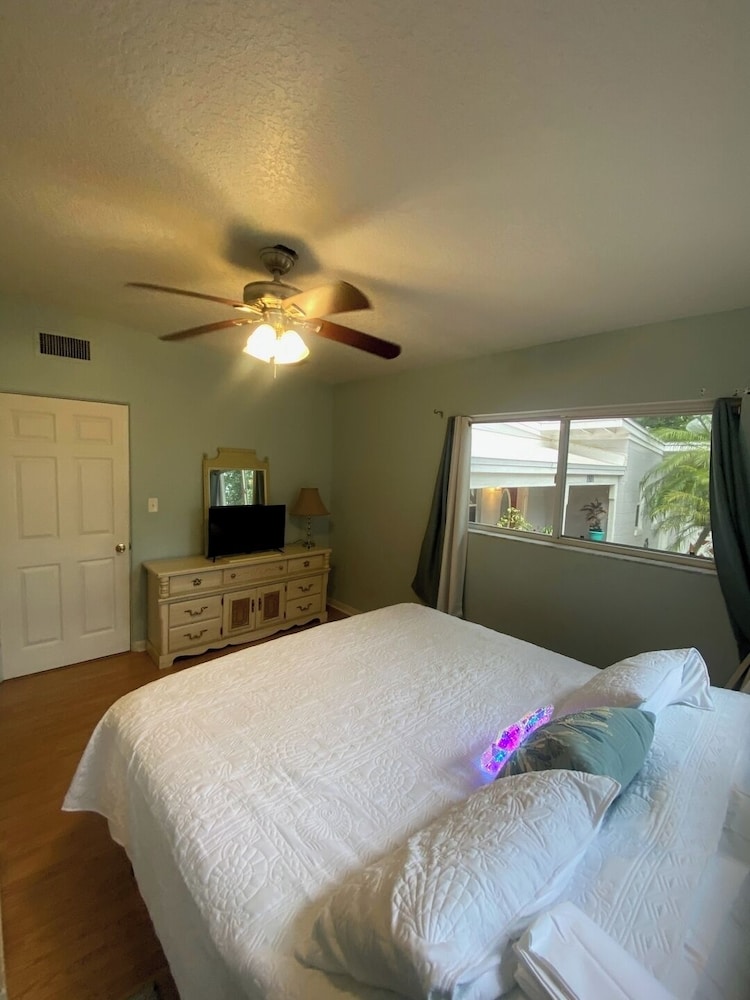 Modern Family Retreat Near Orlando Attractions