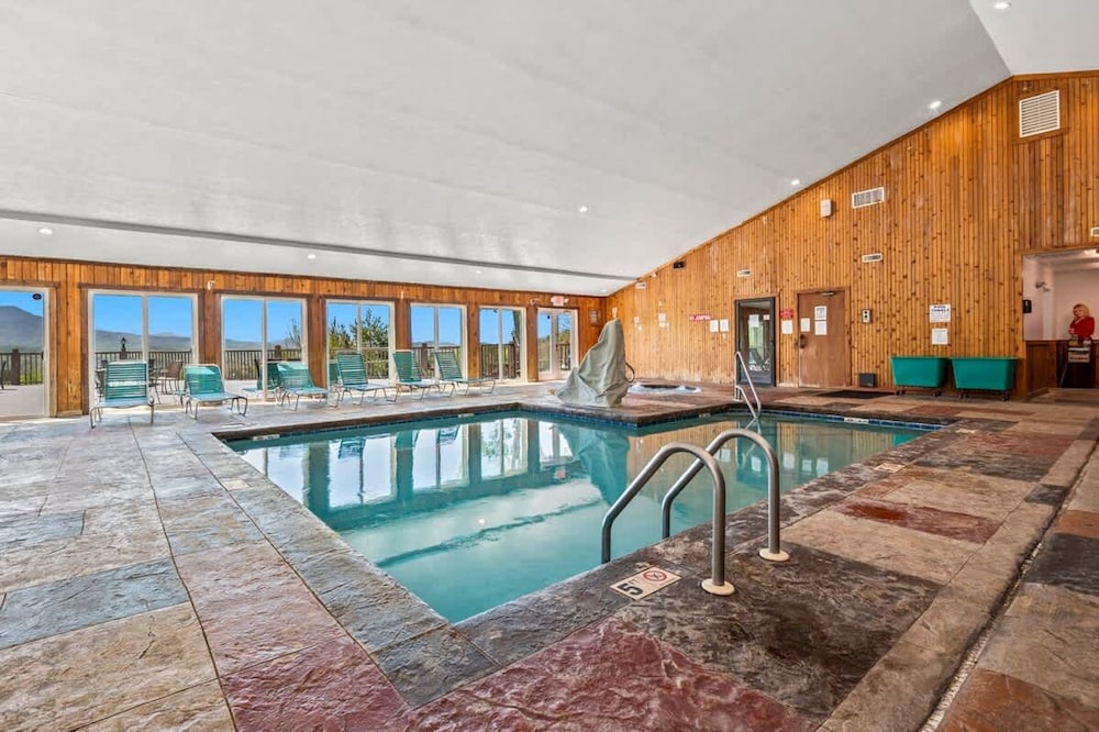 Sauna Mountain Views Indoor Pool Sleeps 4