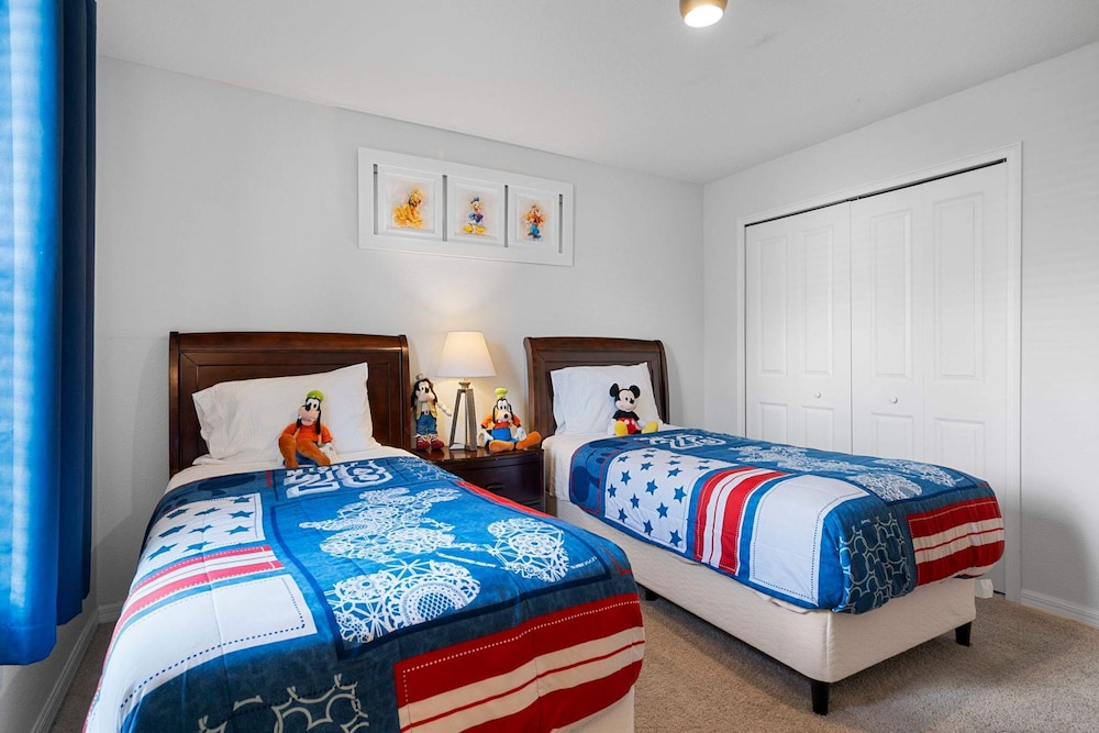 4BR Townhome With Pool at Storey Lake
