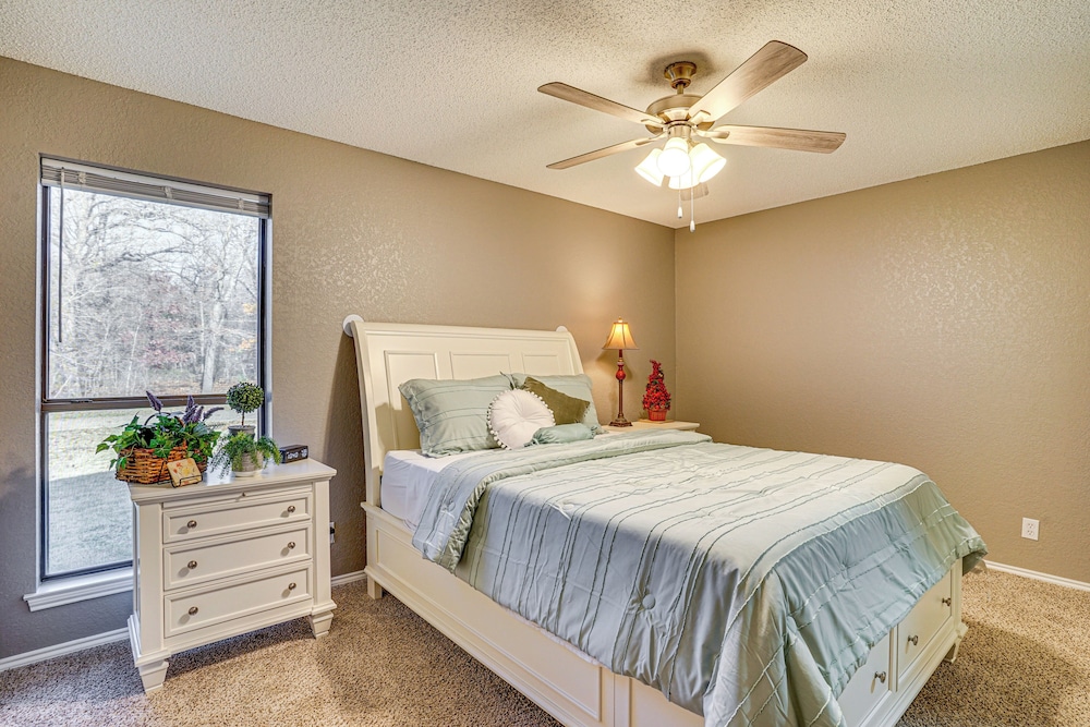 Large Yard, Fire Pit & Games: Grandview Haven!