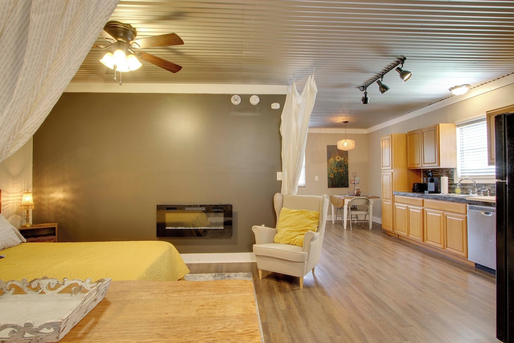 3 Mi to Shops & Eats in Uptown: Greenwood Studio