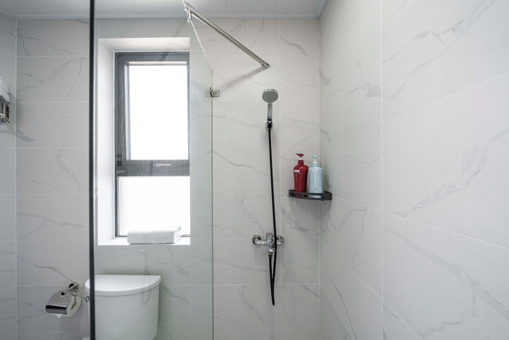 Tyms Elegant 4BR 2BA Apt in Xujiahui