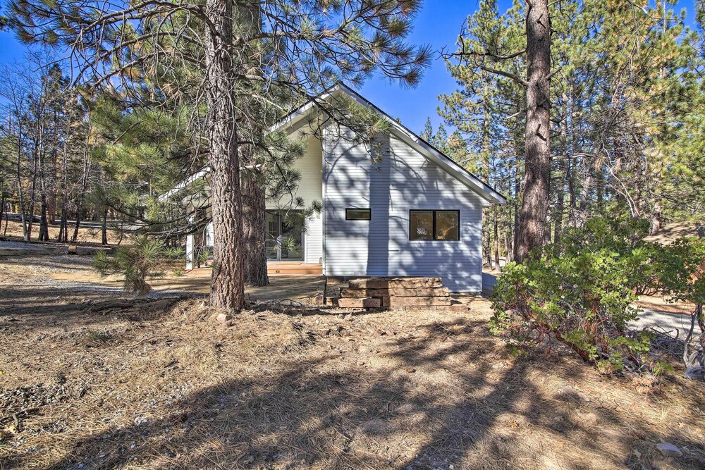 Half-mi to Big Bear Lake: Modern Home w/ Deck