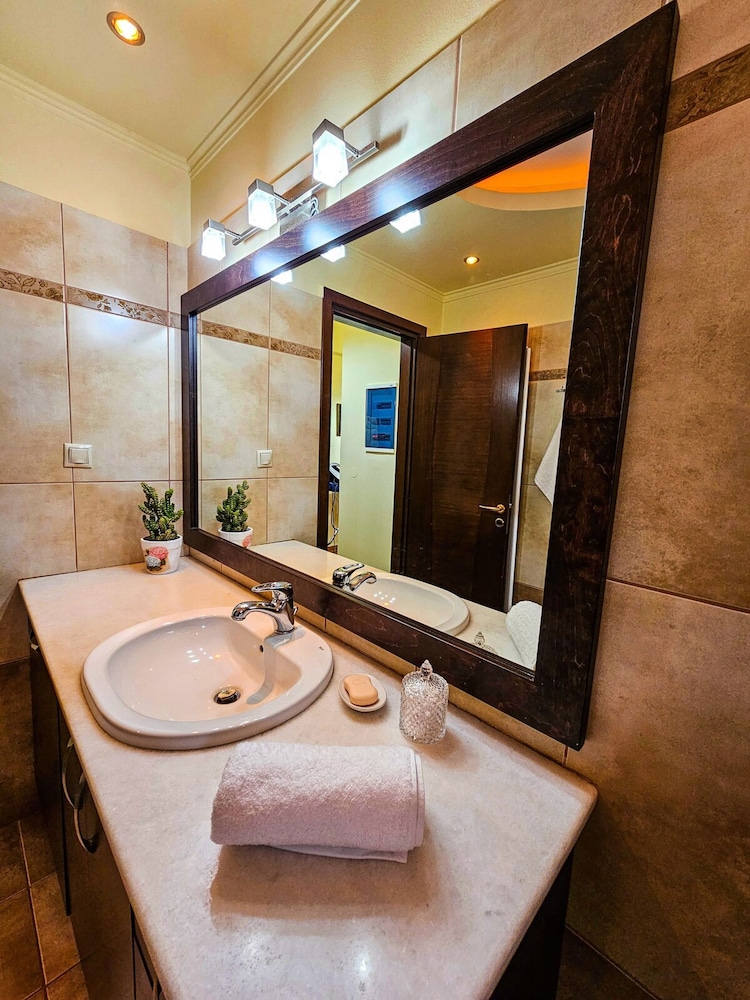 Villa Aitheras With sea Views and Garden
