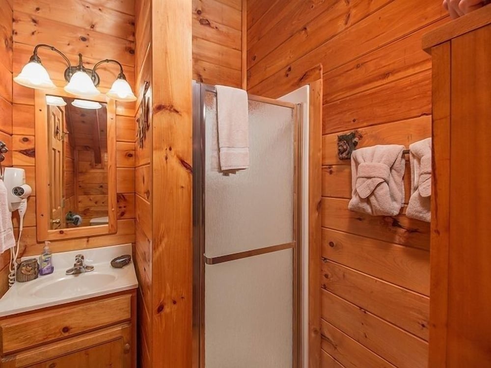 Forest Fling 2 Bedroom Cabin by RedAwning