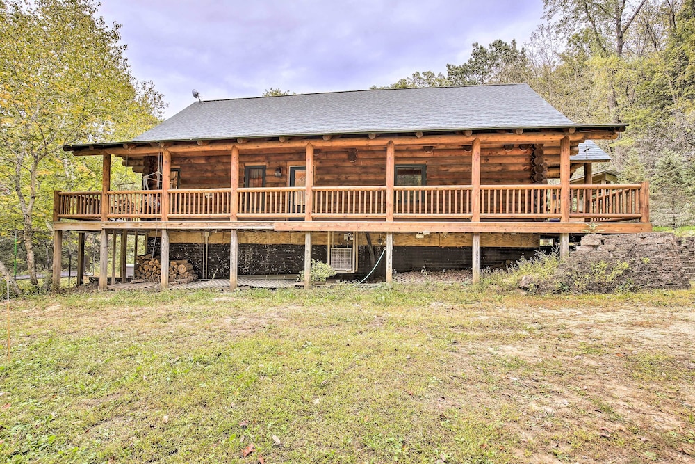 Splendid Family Cabin w/ Hot Tub & Grill! view 3