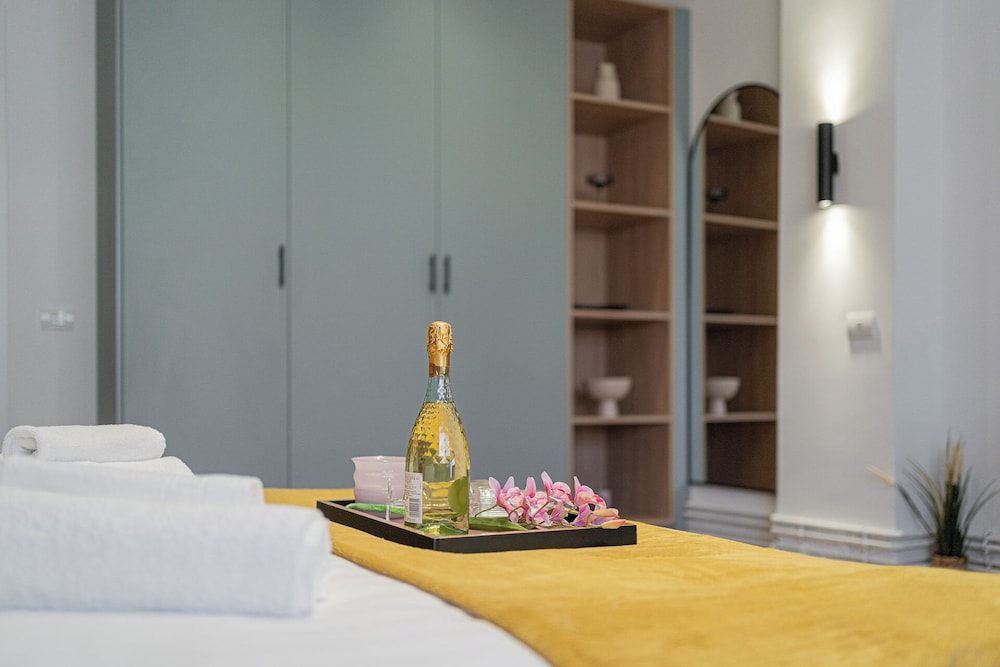 Playful & Trendy 2BR on Regina Elisabeta, Steps to Cismigiu Gardens | Bathtub & Boulevard Views