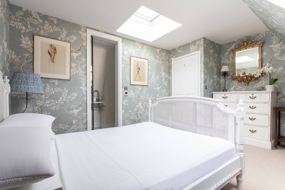 Royal Crescent Mews by Onefinestay