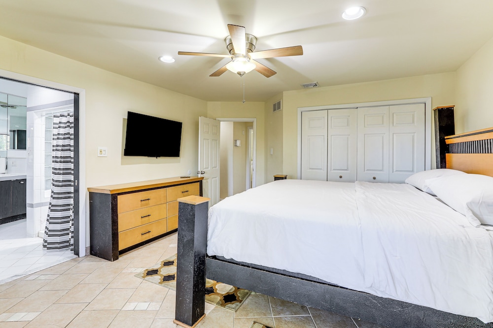 Spacious King of Prussia Home w/ 2 Game Rooms view 3