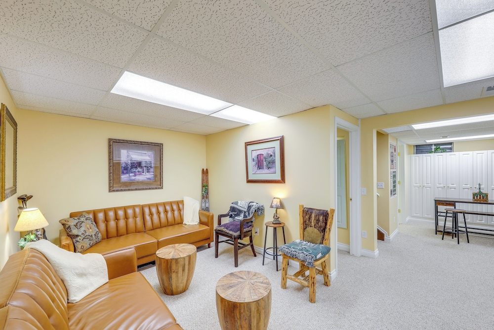 Walk to Happy's Inn & Lake Access: Libby Apartment