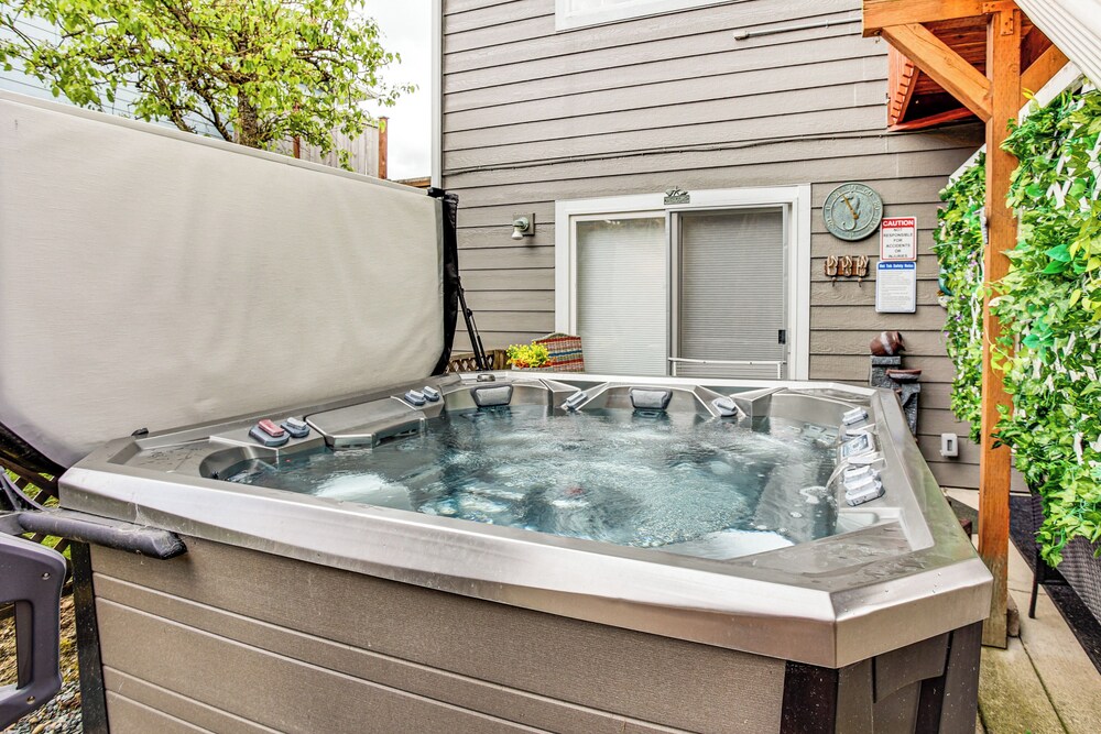 Lower-level Apt w/ Hot Tub & Sauna in Graham!