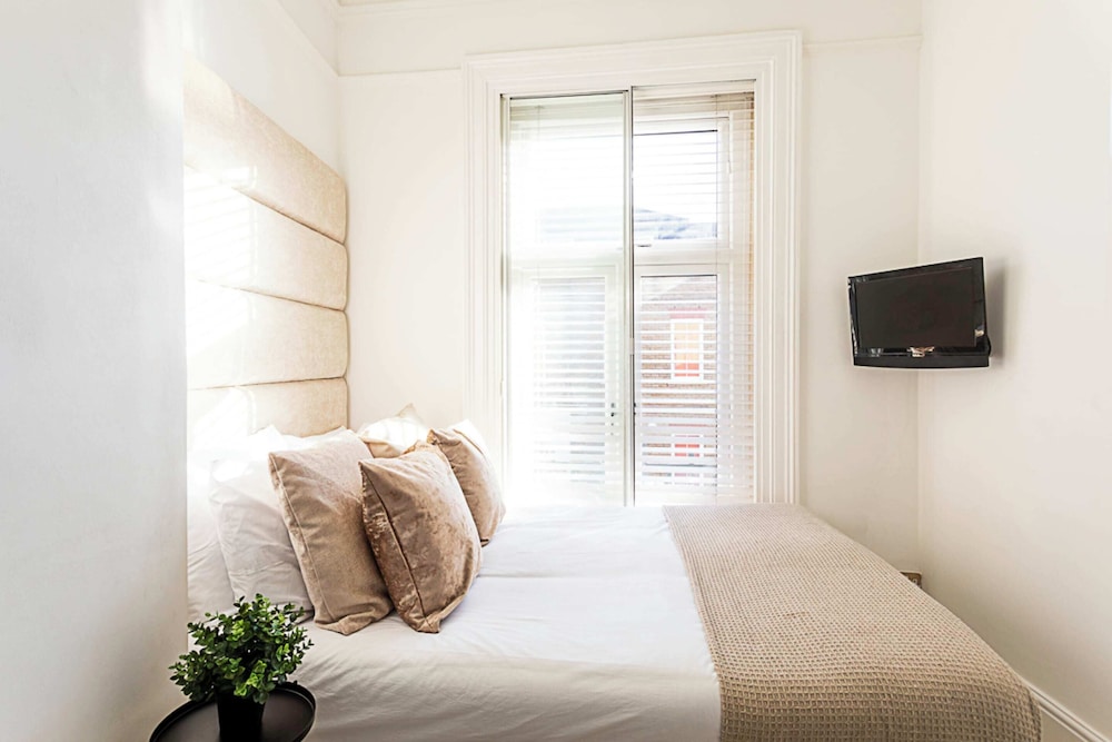 Stylish Apartment In Leafy Richmond view 4