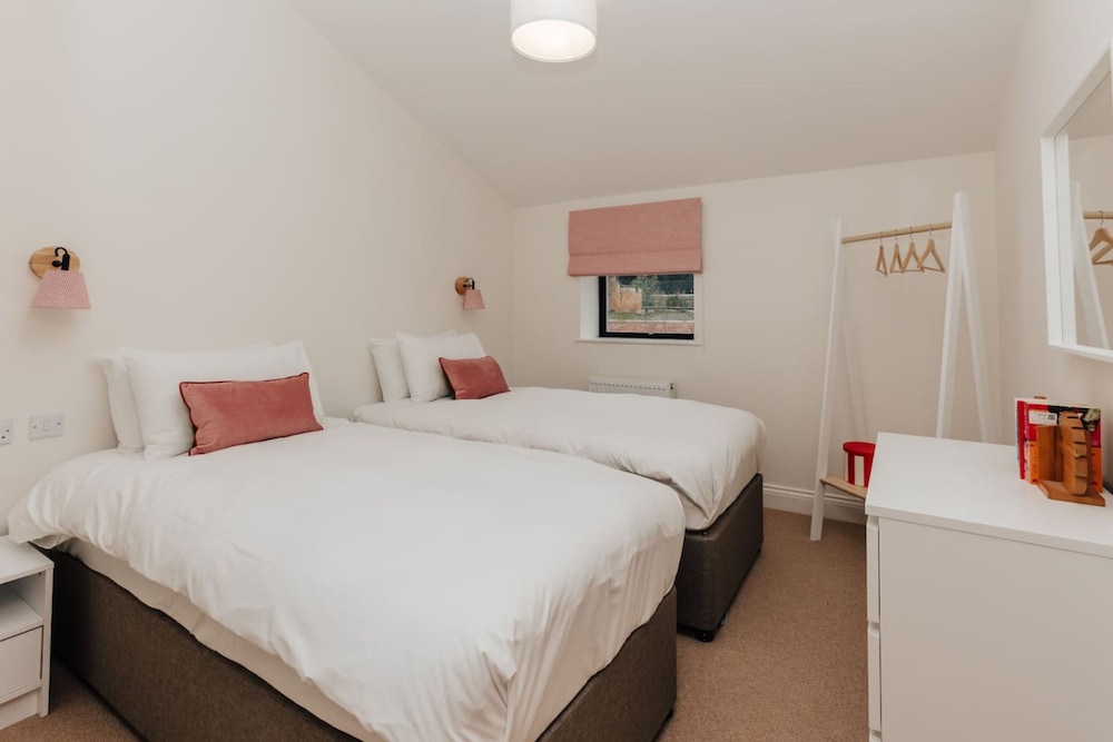 Home Farm Holiday Homes - Sleeps 26 - From 1415 Per Night